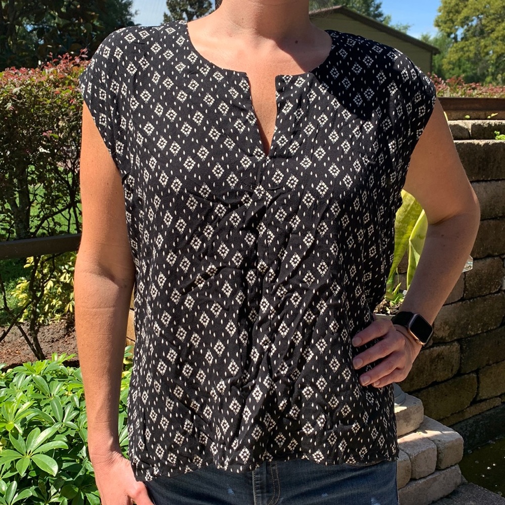 Universal Thread flowy hi low cut summer top